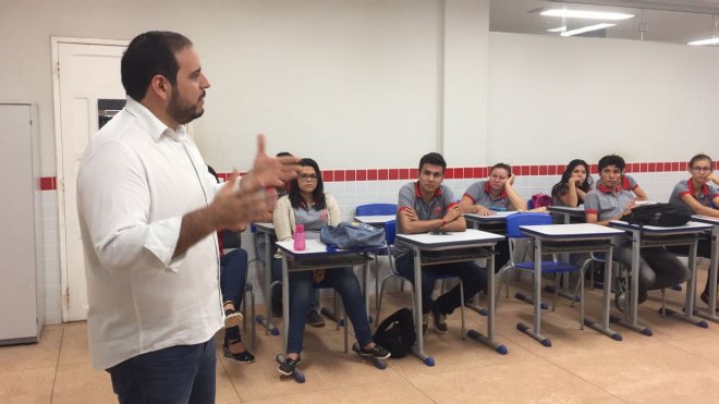 Secretário de Turismo participa de roda de conversa com alunos da Eetepa