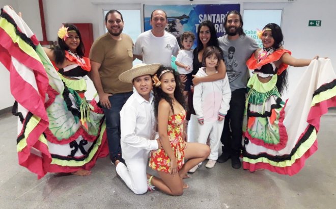 Bela Gil é recepcionada com muito carimbó no Receptivo Turístico no Aeroporto de Santarém