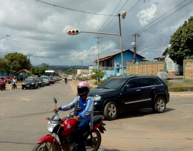 Tempo de sinalização semafórica é ajustado em cruzamento das Avenidas Curuá-una com Moaçara