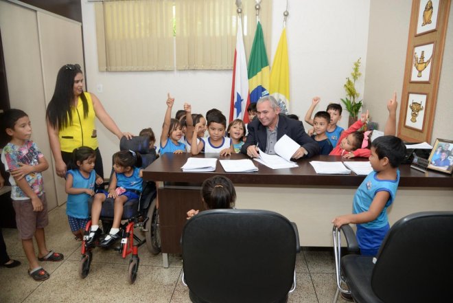 Crianças fazem visita ao gabinete do Prefeito de Santarém