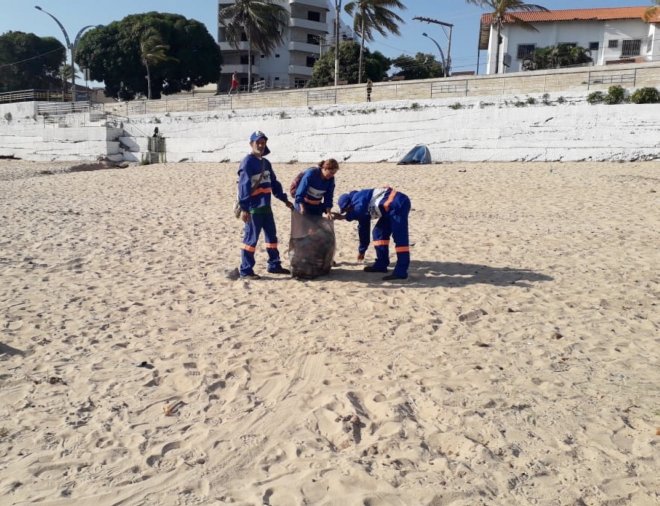 Equipes de infraestrutura realizam diariamente limpeza da praia em frente à cidade