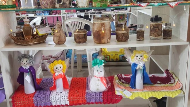 Artigos de decoração natalina são expostos para venda no Centro de Artesanato Cristo Rei