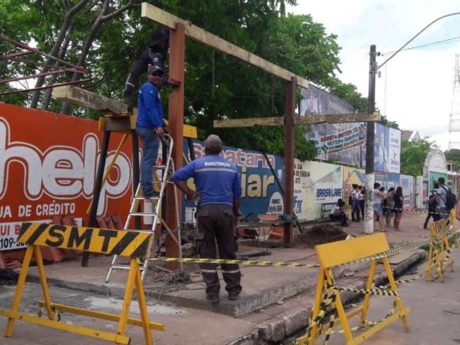 Abrigo de ônibus tombado na São Sebastião recebe serviço de reconstrução