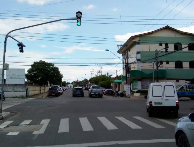 Sinalização semafórica passa a funcionar em cruzamento do bairro Santa Clara