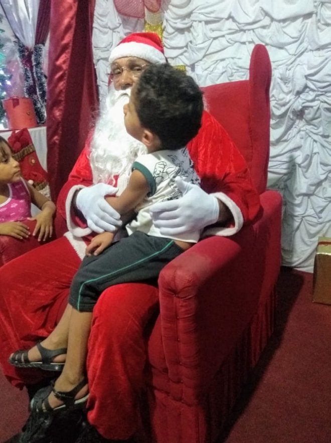 Crianças e adolescentes da Casa de Acolhimento Reviver visitam Casinha do Papai Noel