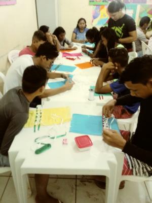 Cras Urumari realiza oficina para trabalhar habilidades manuais e concentração de adolescentes