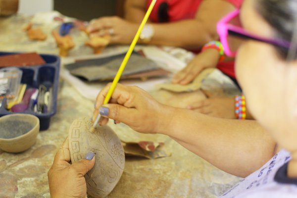 Oficina de Artesanato em argila no Centro Cultural João Fona traz novidades na produção de peças