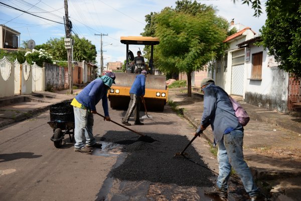 Prefeitura realiza serviço de recuperação asfáltica em várias ruas