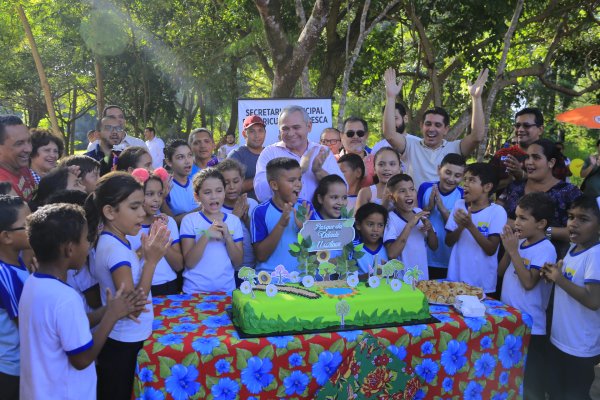 Aniversário do Parque da Cidade tem corte de bolo, distribuição de mudas e entrega de parquinho