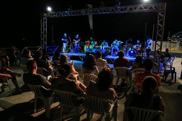 Interpretações musicais alegraram a despedida das férias na Orla da cidade