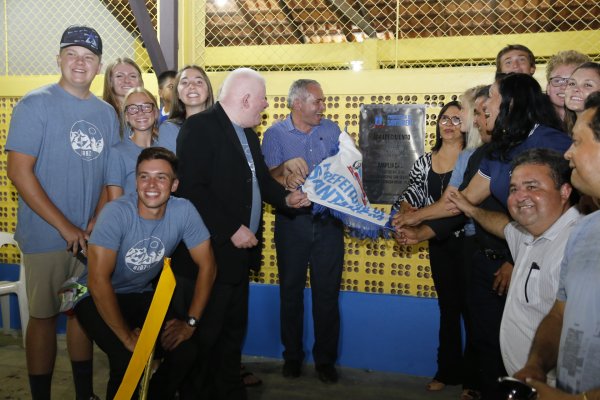 Sentimento de gratidão e muita festa marcam entrega de revitalização de escola na Estrada Nova