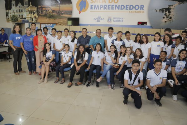 Estudantes da Escola Maria Amália visitam Sala do Empreendedor em Santarém