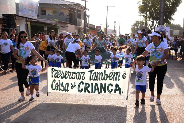 Desfiles desta terça-feira contagiam os moradores do Diamantino-Nova República