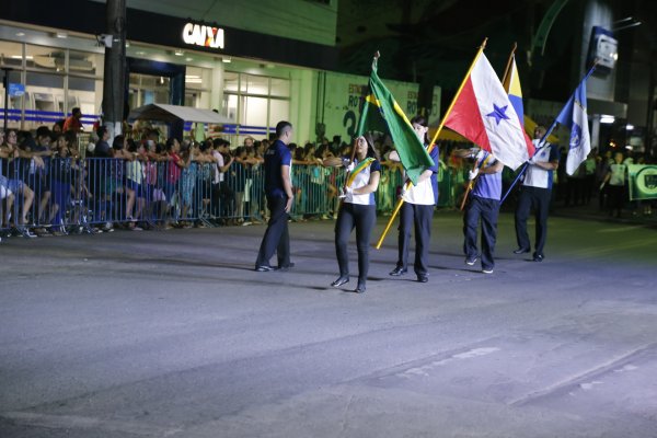 Centenas de pessoas prestigiaram a 1ª noite de desfiles na Orla da Cidade