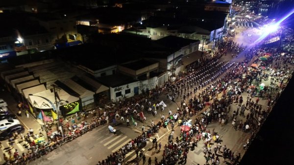 Escolas do estado fecham segunda noite de desfiles na Orla da cidade