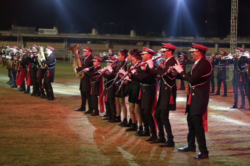 Segunda noite do XIII Festival de Bandas e Fanfarras é marcada por disputas entre bandas musicais