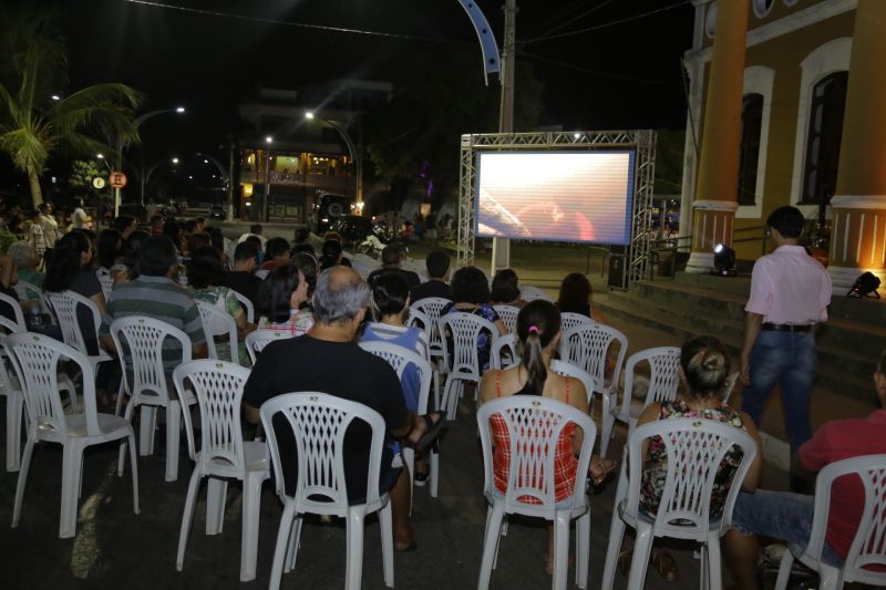 Cinema ao ar livre na orla promoveu cultura e entretenimento no final de semana