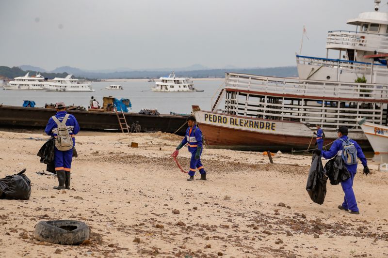 Prefeitura realiza limpeza de praia pertencente à Área de Preservação Permanente