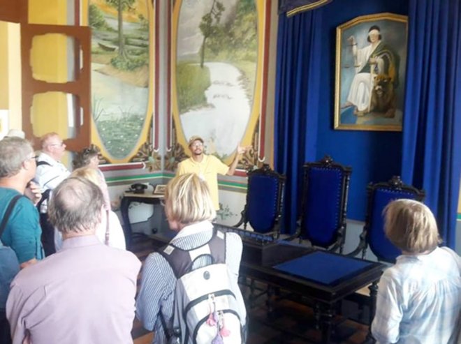 Artista paulista destaca atrativos culturais históricos de Santarém em pintura sobre tela e azulejo