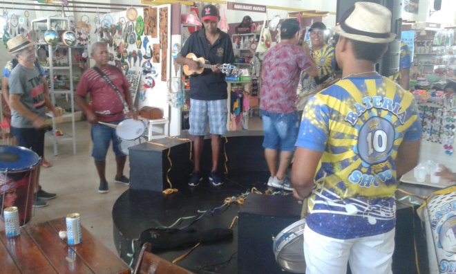 'Cristo Rei na Folia' anima turistas e visitantes ao som da bateria da Pulga