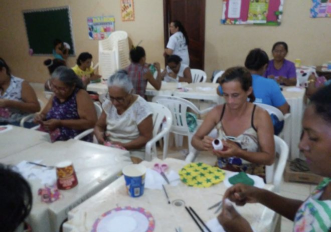 Cras Nova República realiza oficina de bonecas de pano para ajudar na geração de renda de usuárias