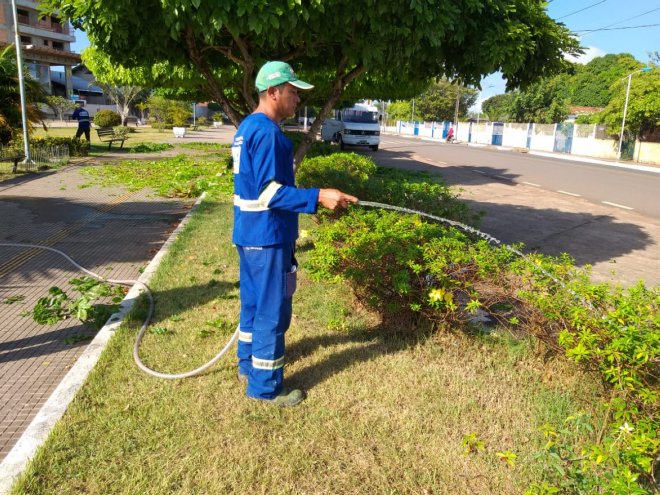 Com o verão, Prefeitura intensifica a irrigação de plantas em praças, canteiros e passeios públicos