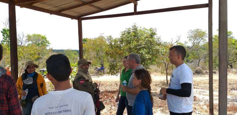 Prefeitura atua de forma intensa no combate ao incêndio na região do Eixo Forte. Prefeito pediu investigação para apurar as causas.