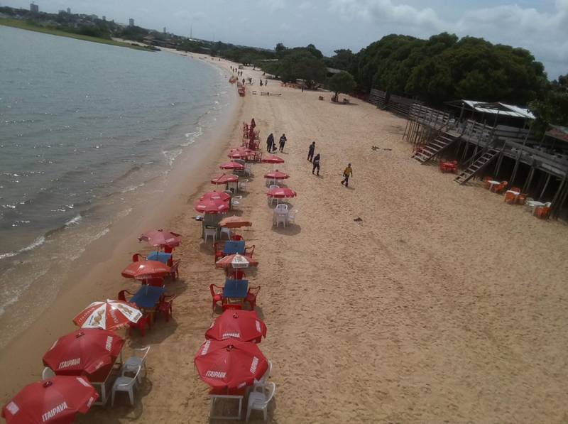 Dez toneladas de lixo são recolhidas na praia do Maracanã