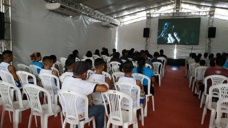 Alunos de escola indígena vivem experiência audiovisual no Festival de Cinema de Alter do Chão