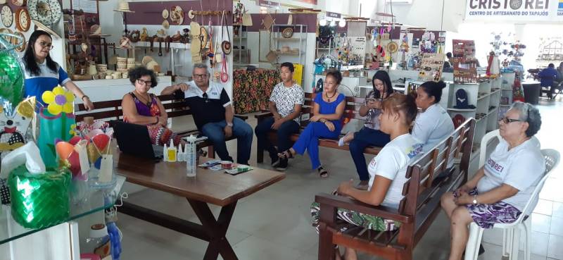 Artesãos do Cristo Rei participam de oficina sobre utilização de cola em artesanato