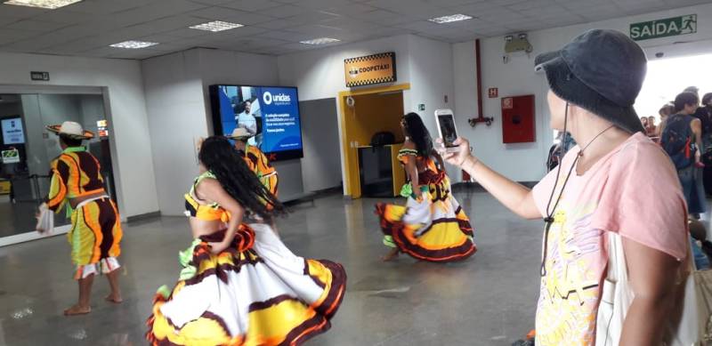 Aeroporto de Santarém se transforma em palco de carimbó para recepcionar turistas