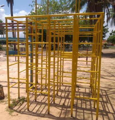 Prefeitura atua na manutenção e conservação de parques infantis das praças