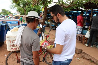 Ação na Feira da Cohab orienta produtores e consumidores sobre poluição sonora