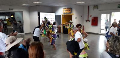 Turistas da 'melhor idade' são recebidos em ritmo de carimbó no aeroporto de Santarém