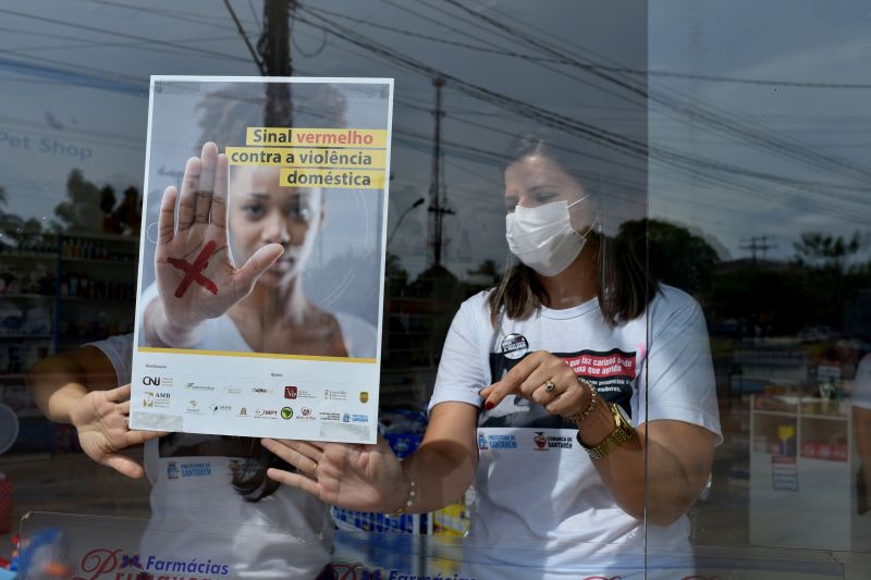 'Agosto lilás': adesão à campanha nacional, com fixação de cartazes em farmácias, marca ação em reta final