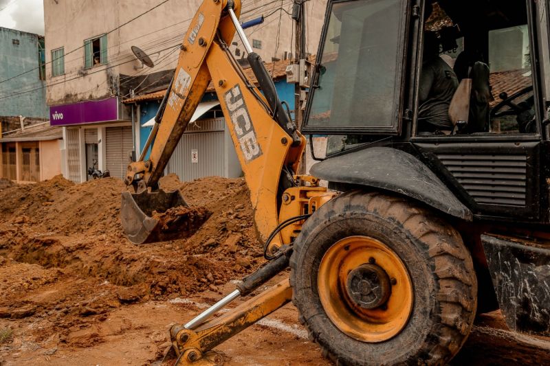 Prefeitura inicia drenagem para pavimentação na Campos Sales