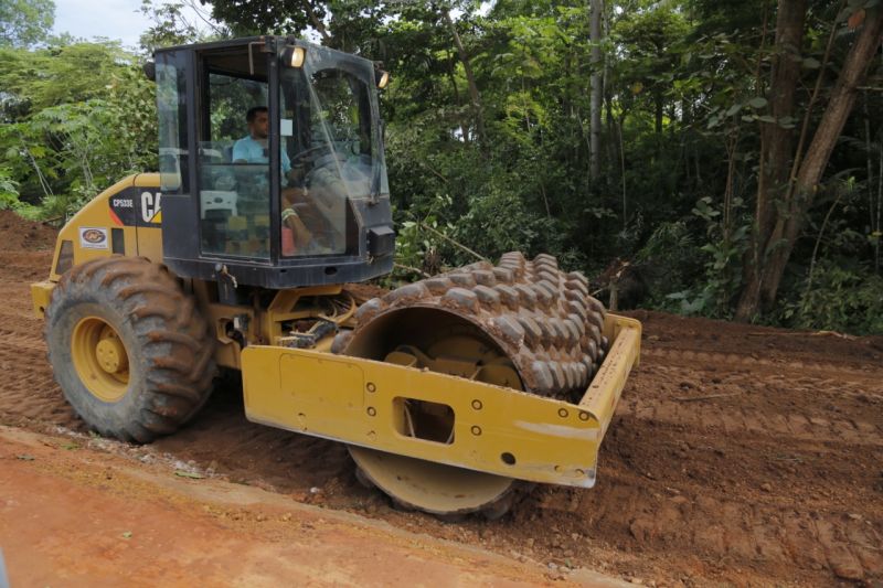 Mais asfalto: iniciam os serviços de terraplenagem na Dom Frederico