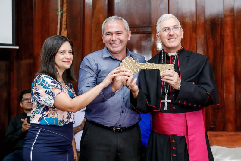 Prefeito entrega a ‘chave da cidade’ ao Arcebispo Dom Irineu Roman
