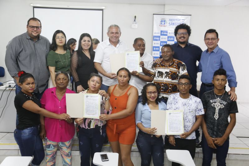 Prefeitura entrega títulos de terra aos moradores remanescentes do Arapemã