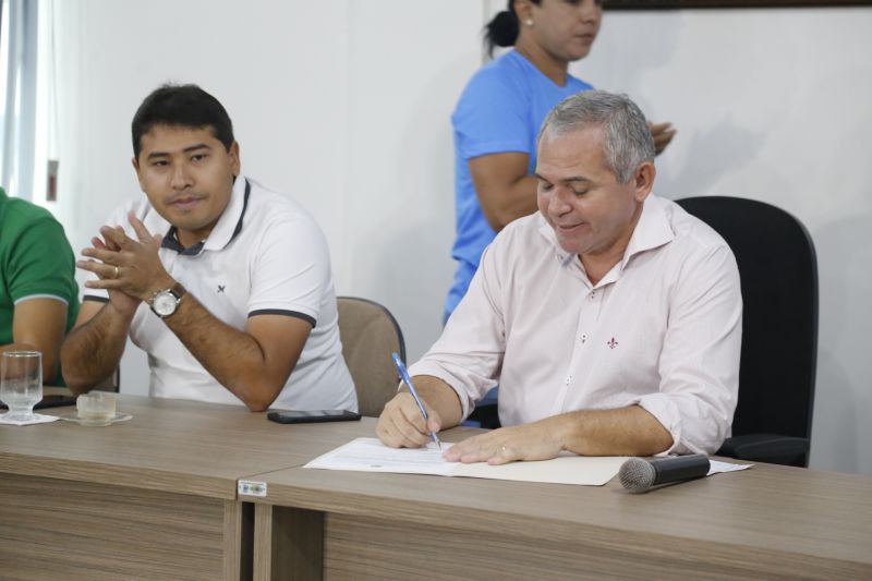 Prefeito Nélio Aguiar assina investimento para construção de creches e escola em mais de R$ 3 milhões