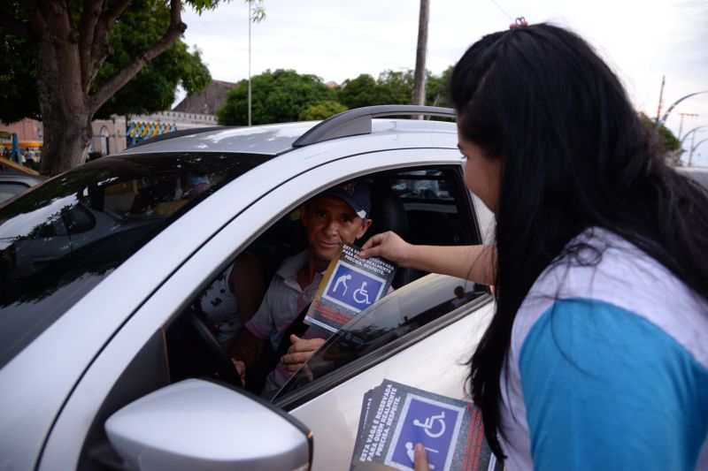 Cartões de estacionamento especiais são emitidos durante ação educativa da Prefeitura