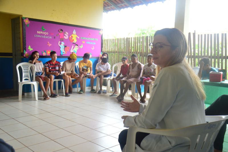 Parceria com a Semsa leva orientações sobre gravidez na adolescência a usuários dos Cras