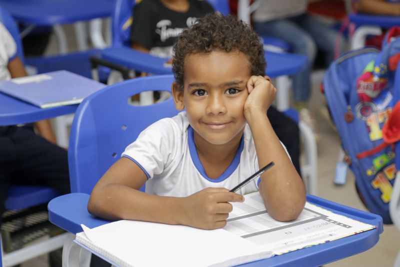 Prefeitura entrega novas mobílias escolares para alunos da Escola Padre Felipe Bettendorf