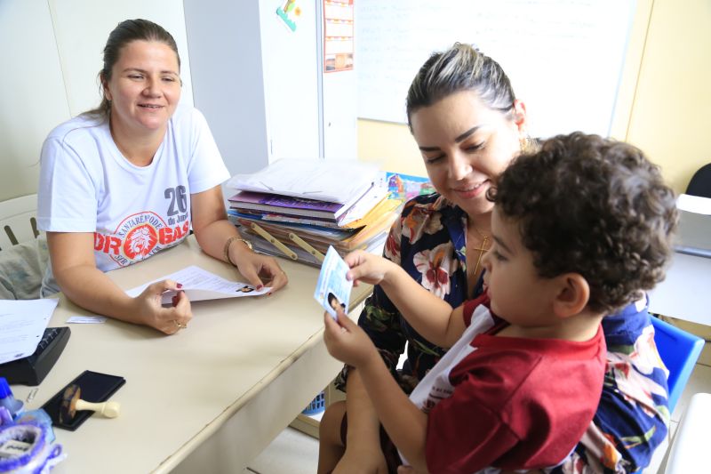 Prefeitura inicia entrega de carteiras que identifica e garante prioridades a pessoas com autismo