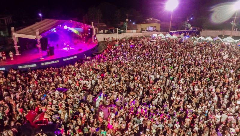 ‘Mela-mela’ e ‘Cara limpa’ animaram milhares de foliões em Alter do Chão