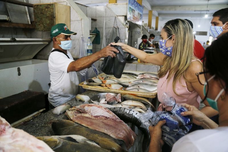 Prefeitura entrega material de limpeza e máscaras aos permissionários do Mercadão 2000