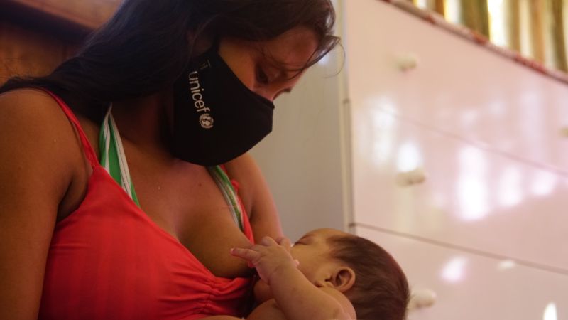 Interação entre mãe e bebê encerra Semana da Amamentação para Indígenas Warao