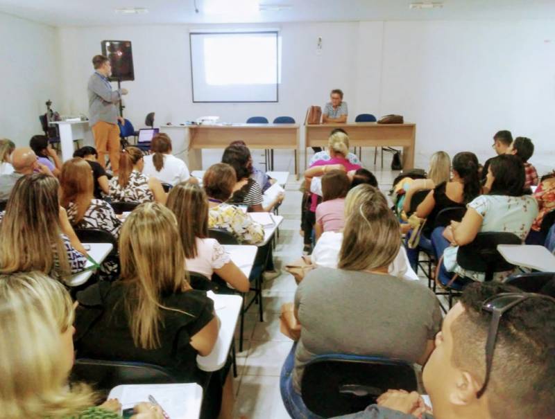 Enfermeiros participam de capacitação sobre a ficha de notificação de casos suspeitos do novo coronavírus
