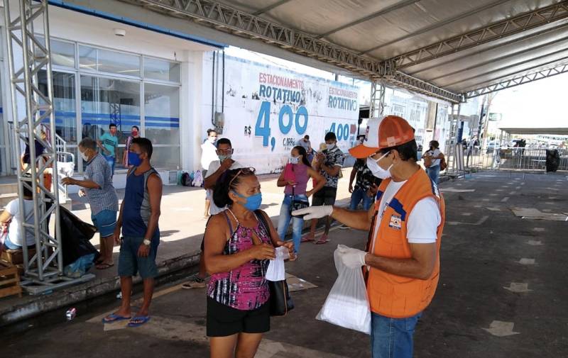Técnicos da Defesa Civil orientam e distribuem máscaras para a população