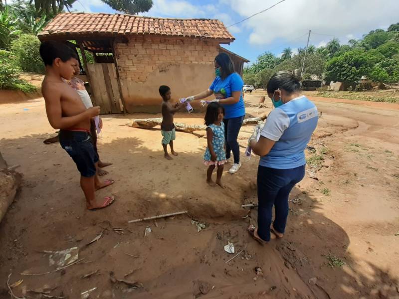 Prefeitura leva orientações sobre a Covid-19 e entrega máscaras para moradores da região de rios e planalto